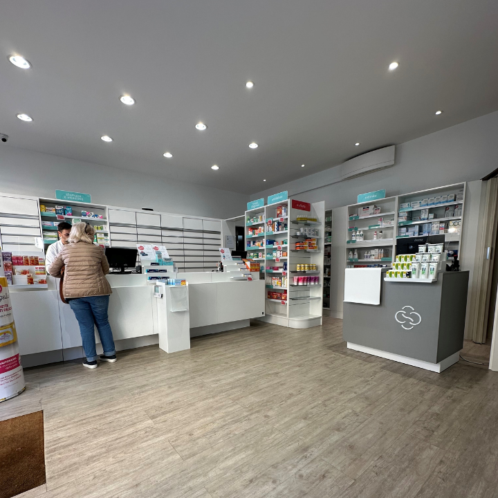 Interno della FARMACIA di MONZA 3.0 con esposizione di prodotti e servizi sanitari, sotto la direzione del Dottor Alberto Beretta